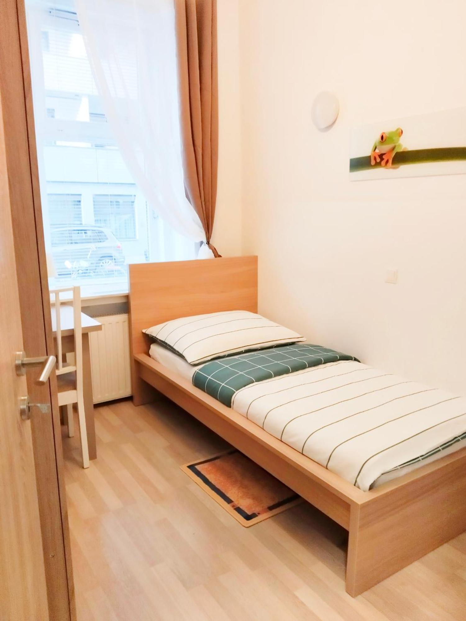 Favorit-rooms Direkt Metro-u1 Connection To Centralstation And City-center Hostel