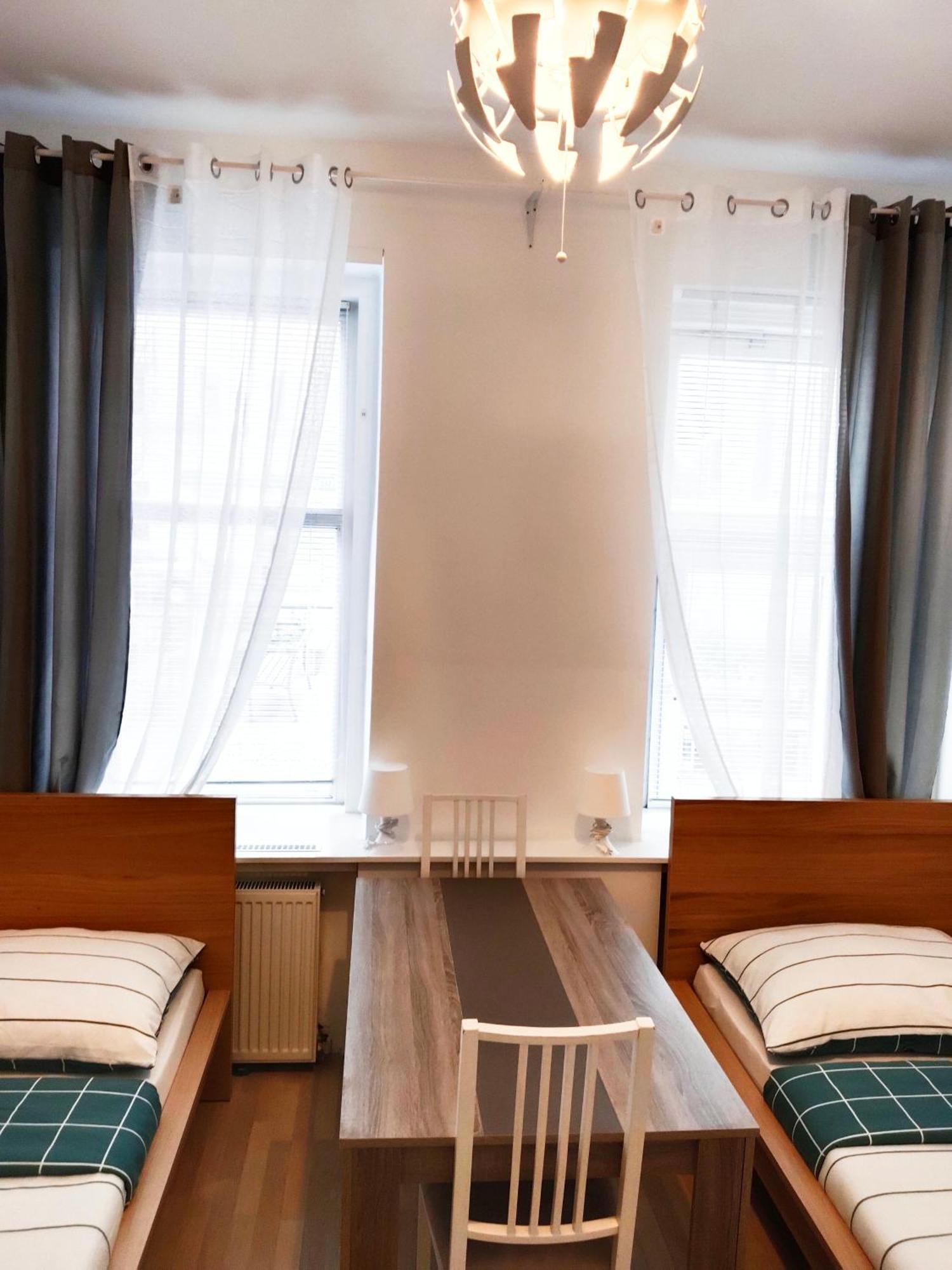 Favorit-rooms Direkt Metro-u1 Connection To Centralstation And City-center Hostel