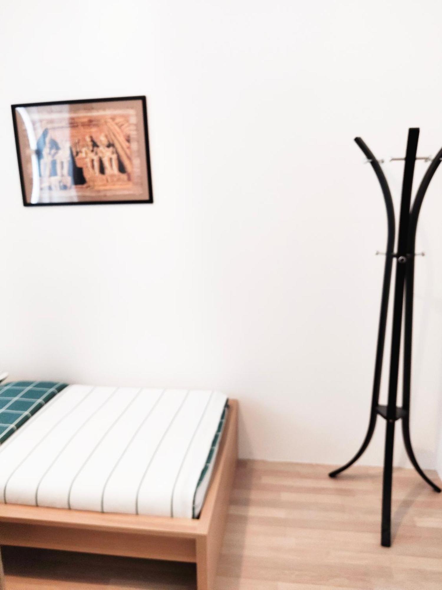 Favorit-rooms Direkt Metro-u1 Connection To Centralstation And City-center Hostel